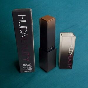 💫 Huda Faux Filter Skin Finish Foundation | Mocha